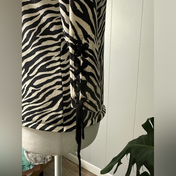 🛍️Silx By August Silk Leopard print thin stretch sweater and string tie sleeve - Picture 3 of 6